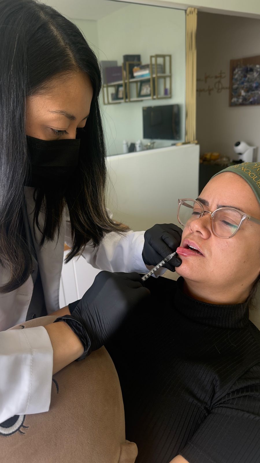 Dra. Tati Mayumi realizando procedimento